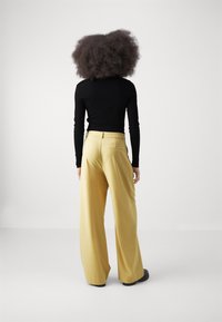 Gestuz PAULA WIDE PANTS - Auduma bikses - dried moss