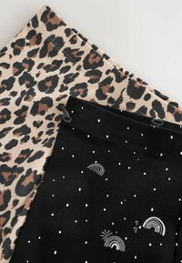 Leggings med leopardtryck i beige, svart och brunt; enfärgade svarta leggings med vita prickar och små regnbågsmönster. Mjuk, elastisk material.