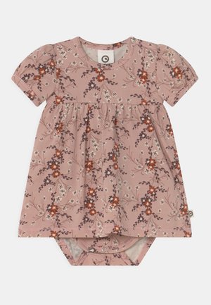 Rosa Blumenkleid mit kurzen Ärmeln. Es hat eine geraffte Taille, einen Rundhalsausschnitt und weiße sowie orangefarbene Blumenmuster auf einem weichen Stoff.