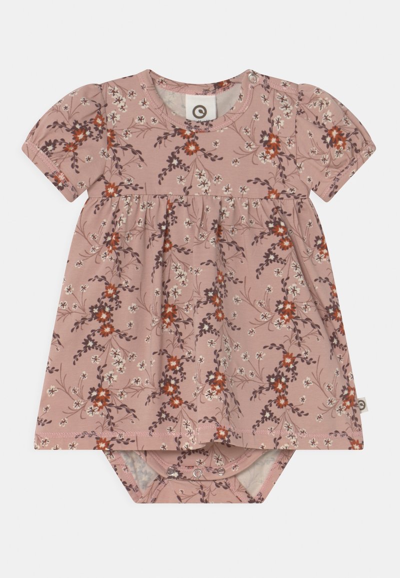 Vestito floreale rosa con maniche corte. Presenta una vita raccolta, una scollatura a girocollo e motivi di fiori bianchi e arancioni su un tessuto morbido.