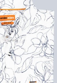 Weißes Baumwollhemd mit regulärer Passform und blauem Blumenmuster. Enthält einen Button-Down-Kragen und ein kontrastierendes orangefarbenes Etikett.