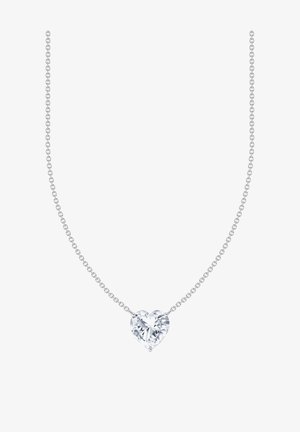 Silberne Halskette mit einem herzförmigen Anhänger aus klarem Edelstein mit facettierter Oberfläche, der an einer zarten Kette hängt.