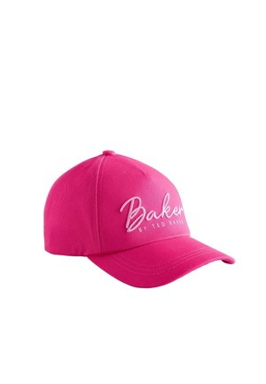 Erkpunane pesapallimüts kaardus visiiriga, mille eesosale on valge kirjaga tikitud "Baker by Ted Baker".