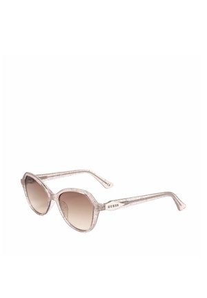 Occhiali da sole a occhi di gatto trasparenti rosa chiaro con lenti marroni sfumate e logo Guess sulle aste.