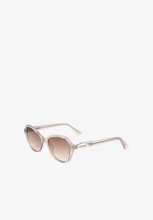 Occhiali da sole a occhi di gatto trasparenti rosa chiaro con lenti marroni sfumate e logo Guess sulle aste.