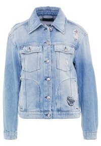 Jasnoniebieska kurtka dżinsowa z klasycznym kołnierzem, zapinana na guziki z przodu, z przetarciami, dwoma kieszeniami na piersiach oraz naszywką z logo.