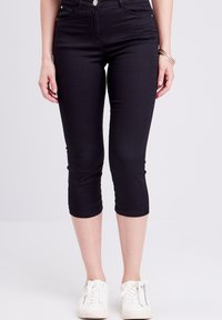 Schwarze Capri-Jeans mit enganliegendem Design, aus dehnbarem Denim gefertigt, mit einem mittelhohen Bund und einer taillekurzen Länge, die über dem Knöchel endet.