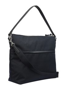 Černá nylonová taška přes rameno s plochým designem, vybavená dlouhým nastavitelným popruhem, stříbrným kováním a zapínací kapsou na přední straně.