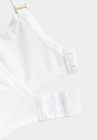 Witte bh-band met een gladde, gestructureerde stof. De verstelbare band heeft gouden hardware en een haak-en-oogsluiting.