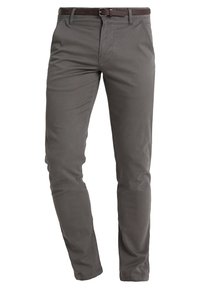 Grå bomullschinos med slim fit, bälteshällor, framfickor och en slät textur, fulländade med ett brunt läderbälte.