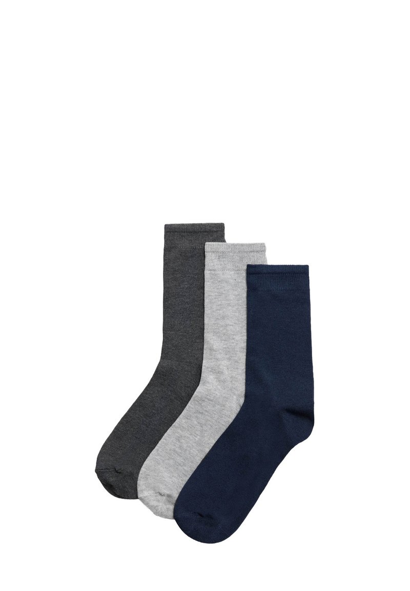 Tres pares de calcetines: gris oscuro, gris claro y azul marino. Cada calcetín tiene una textura suave y de punto y una longitud estándar de caña.