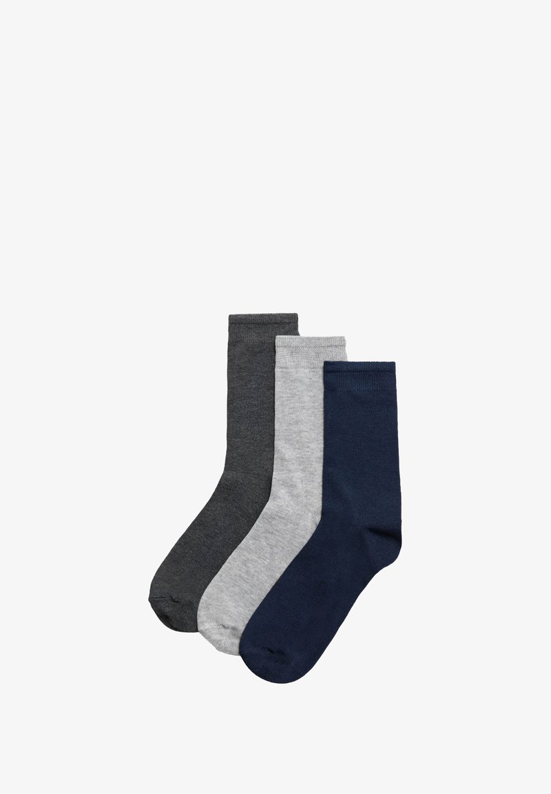Tres pares de calcetines: gris oscuro, gris claro y azul marino. Cada calcetín tiene una textura suave y de punto y una longitud estándar de caña.