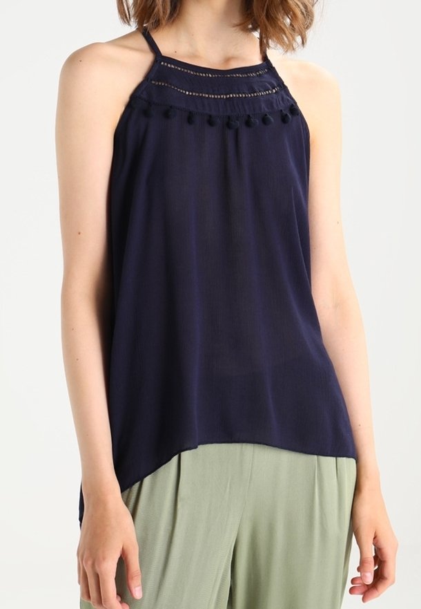 Marinblå haltertop med en texturerad byst, dekorerad med sömmar och pom-pom detaljer vid halsringningen, luftig design och lättviktig tyg.