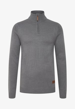 Hallgray pullover-sweater, mille tekstuuriga, kõrge kraega ja pool-siidriga. Omab väikest bränditud nahkpleki ääres.