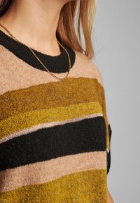 Sweter dzianinowy z poziomymi paskami w odcieniach brązu, oliwki, czerni i delikatnego różu. Okrągły dekolt i teksturowana tkanina z delikatnym połyskiem.