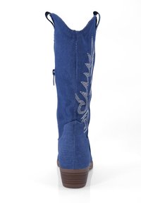 Botte bleu en tissu jusqu’au genou avec une finition texturée, fermeture éclair sur le côté, et broderie argentée décorative le long de la couture. Talon empilé marron.