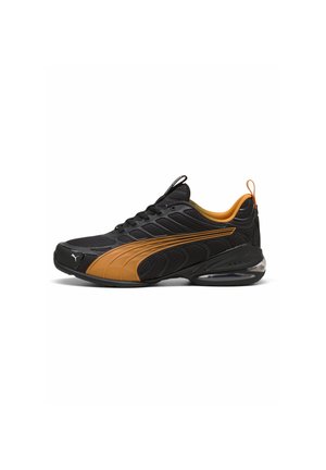 Scarpa sportiva Puma nera e marrone con tessuto mesh, suola con cuscinetto ad aria visibile e linguette per tirare su la linguetta e il tallone, vista laterale su sfondo bianco.