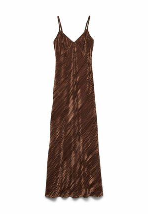 Vestido marrón sin mangas con un escote en V profundo, que presenta una textura ondulada y un diseño fluido. De longitud hasta la rodilla con tirantes finos.