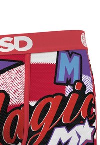 Boxer multicolore con fascia in vita rossa con logo bianco. Il design include grafiche audaci in texture nere, viola e rosse.