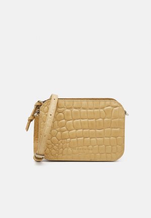 Petit sac bandoulière beige avec texture crocodile et sangle réglable, embossé à l’avant du nom de la marque Liebeskind Berlin.