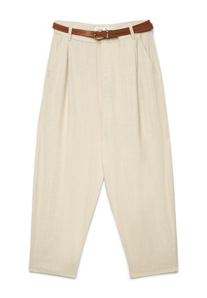 Pantaloni beige a vita alta con collo a picco e tasche laterali, abbinati a una cintura stretta in pelle marrone con fibbia dorata.