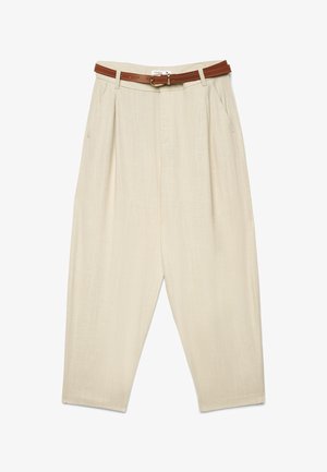 Pantaloni beige a vita alta con collo a picco e tasche laterali, abbinati a una cintura stretta in pelle marrone con fibbia dorata.