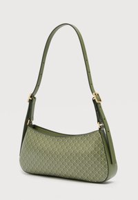 Πράσινη τσάντα ώμου με κυρτό σχήμα, που διαθέτει ανάγλυφο σχέδιο από διαπλεκόμενα ρομβοειδή σχήματα, χρυσά μεταλλικά στοιχεία και ρυθμιζόμενο λουρί.