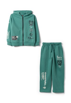Grünes Kinder-Hoodie- und Jogginghosen-Set mit schwarz-weißen Streetball-Texten und Cartoon-Bären-Grafiken.
