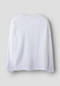 Biała koszulka z długim rękawem i okrągłym dekoltem. Gładka bawełniana tkanina, luźny krój oraz prosty design bez wzorów i ozdób.