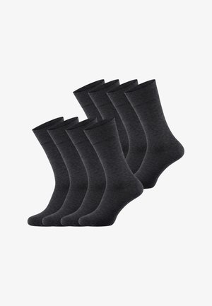 Osiem par ciemnoszarych, sięgających do kostki skarpetek ułożonych w dwóch przesuniętych rzędach na białym tle.