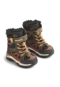 Bottes isolantes marron et noires avec bordure en fourrure, matériaux en suède et mesh, semelle en caoutchouc, fermeture par lacets et Velcro, avec un logo "WHEAT".