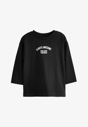 Camiseta de algodón negra con un corte holgado, que presenta texto blanco que dice "SIEMPRE INCREÍBLES" y "LO MISMO MAÑANA" en la parte frontal.