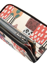 Portfel na zamek błyskawiczny z wieloma wzorami w kolorze czerwonym, beżowym, czarnym i zielonym. Wykonany z trwałego materiału z wieloma wnękami na karty wewnątrz.