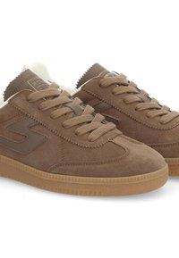 Baskets en suède marron avec bout rond, fermeture à lacets, accents beiges et semelle en caoutchouc texturé. Présente un logo sur le côté et un col rembourré.