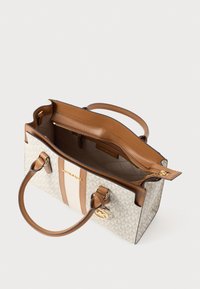 Τσάντα tote από μπεζ καμβά με καφέ δερμάτινες λαβές και λεπτομέρειες. Διαθέτει εσωτερική τσέπη με φερμουάρ και ριγωτό σχέδιο στο μπροστινό μέρος.