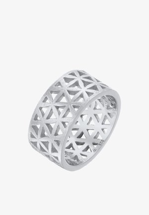 Sølvring med åbent geometrisk mønster med stjerneformer. Poleret finish med en glat inderside og indgraverede detaljer.