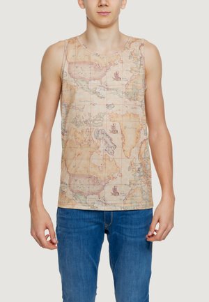 Top corto beige con stampa di una mappa vintage che mostra dettagli geografici, scollatura piatta e design senza maniche. Abbinato a jeans di denim blu.