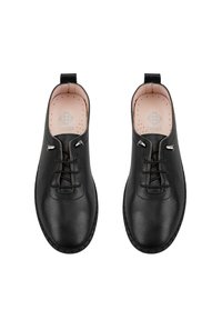 Zwarte leren schoenen met een gladde textuur, met een vetersluiting, ronde neus en decoratieve stiksels langs de zool.