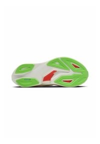 Suola della scarpa con una base bianca, un motivo di trazione in gomma verde e accenti rossi. Presenta un branding e un design aerodinamico per le prestazioni.