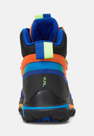 Προσαρμοσμένοι πεζοπορικοί μποτίνες με μαύρη σόλα, έντονες πορτοκαλί και μπλε λεπτομέρειες, επενδεδυμένος γιακά και λουράκι λαβής με νεον πράσινες και μπλε ρίγες.