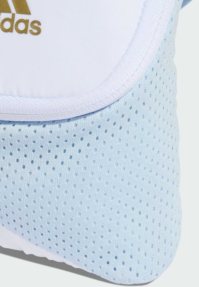 Lichtblauwe en witte meshstof met kleine gaatjes, met een deel van een Adidas-logo in goud op wit materiaal.