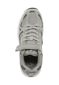 Pantof sportiv gri cu partea superioară din plasă, închidere cu șireturi, curea reglabilă cu velcro și gulerață căptușită, văzut de sus.