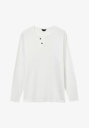 Chemise blanche à manches longues avec un tissu texturé, présentant un col henley et trois boutons foncés. Design simple et droit.