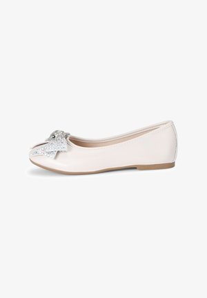 Witte synthetische balletschoenen hebben een ronde neus en een zilverkleurige versierde strik aan de voorkant, met een flexibele beige rubberen zool.