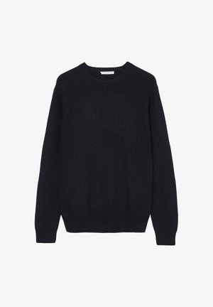 Dunkelblau gestrickter Rundhals-Pullover mit langen Ärmeln und Rippbündchen, Saum und Kragen flach auf weißem Hintergrund ausgelegt.