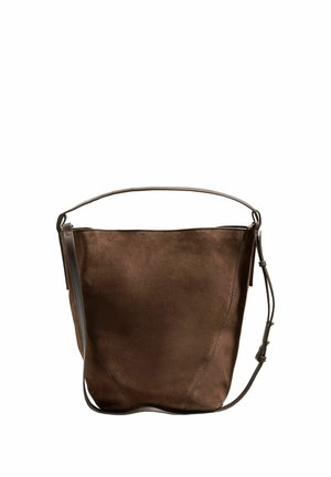 Bruine suède schoudertas met een korte handgreep en een verstelbare lange riem, eenvoudig ontwerp, zonder zichtbare logo's of versieringen.