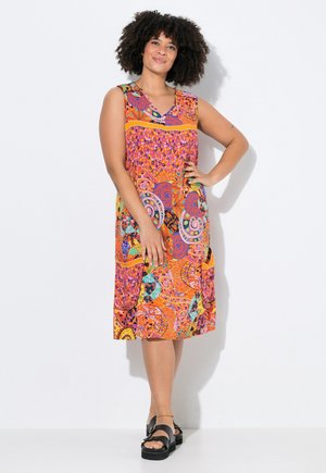 Farbenfrohes ärmelloses Kleid mit detaillierten kreisförmigen Mustern in Orange, Lila und Grün, mit lockerer Passform und Seitentaschen.