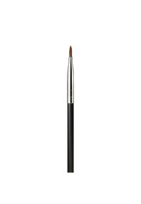 Pinceau à lèvres avec une tête en poils fine et arrondie ; ferrule en métal argenté ; poignée noire texturée ; design élégant et moderne.