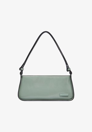 Bolso de hombro de cuero verde con textura suave, ribete negro contrastante, una correa delgada y un logo sutil en el panel frontal.