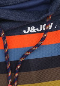 Hoodie in marineblauw met meerkleurige strepen; voorzien van gevlochten trekkoorden en het 'J&JOY'-logo in het wit op het bovenste gedeelte.